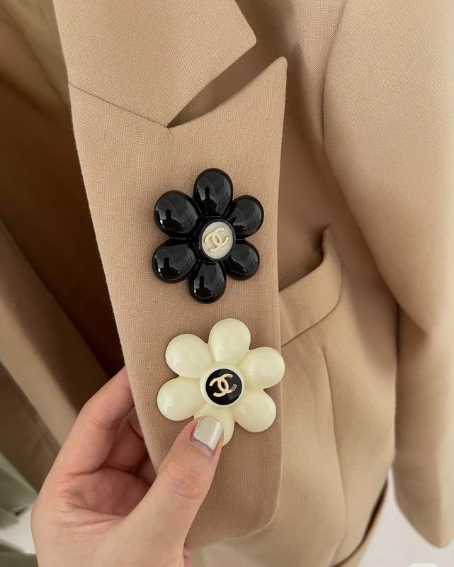 Chanel Brooch 04yxs140